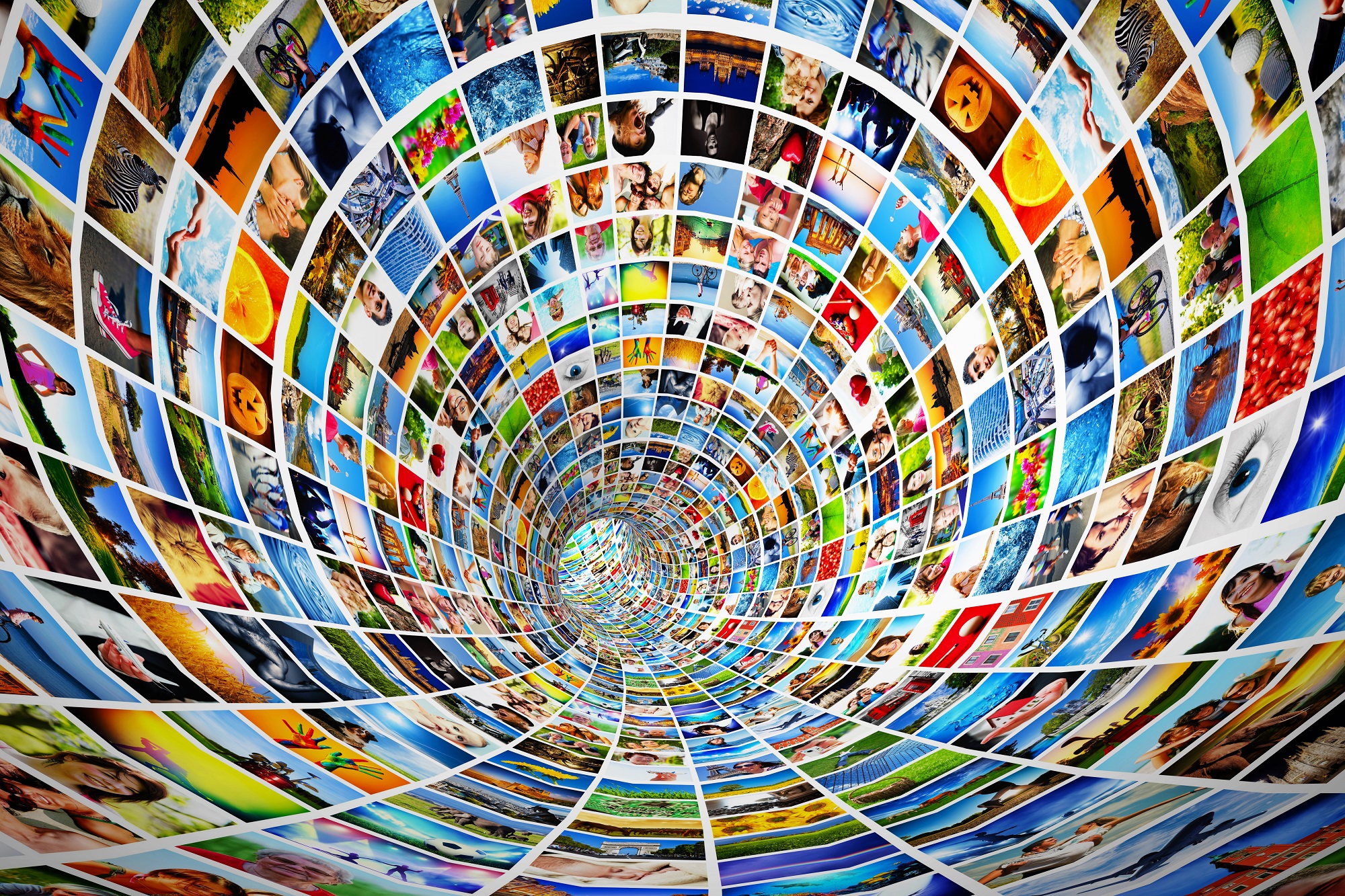 Ein flashy-bunter Strudel von Bildern aus dem Internet, der einen einzusauegn scheint und die Materialschwemme im Internet symbolisiert